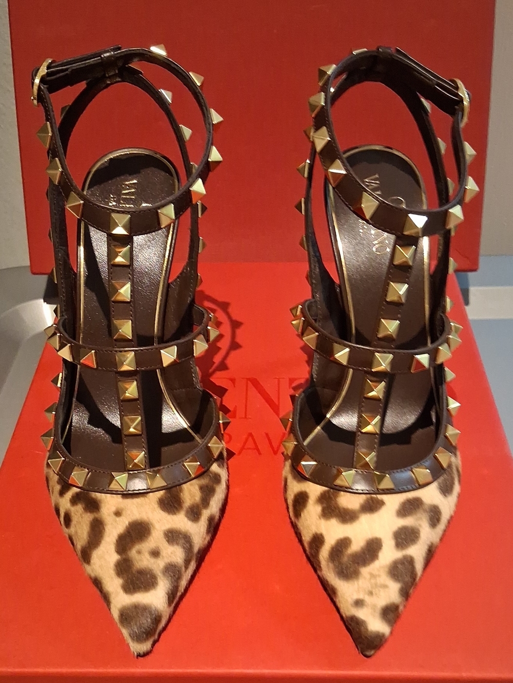 NEW ~ Valentino Garavani Leopard Print Leather Rockstud Heels